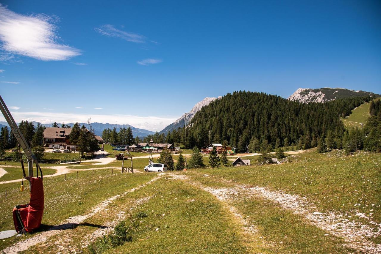 Apartments Zvoh, Krvavec, Ski-In, Ski-Out Церклье-на-Гореньскем Экстерьер фото