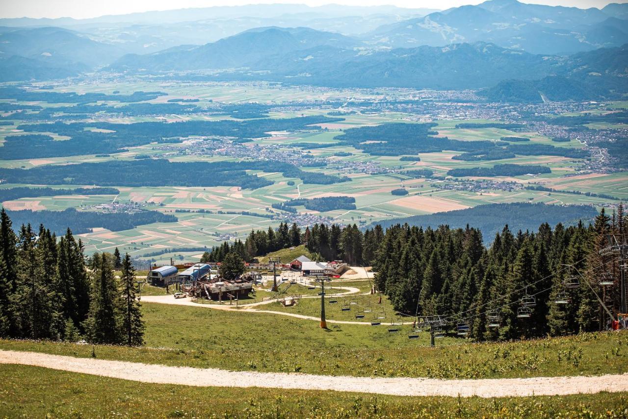 Apartments Zvoh, Krvavec, Ski-In, Ski-Out Церклье-на-Гореньскем Экстерьер фото